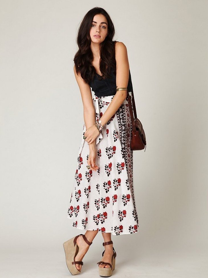 fustă-înfășurată-aproape-de-idee-ceai-lung-alb-roșu-flori-legate în lateral