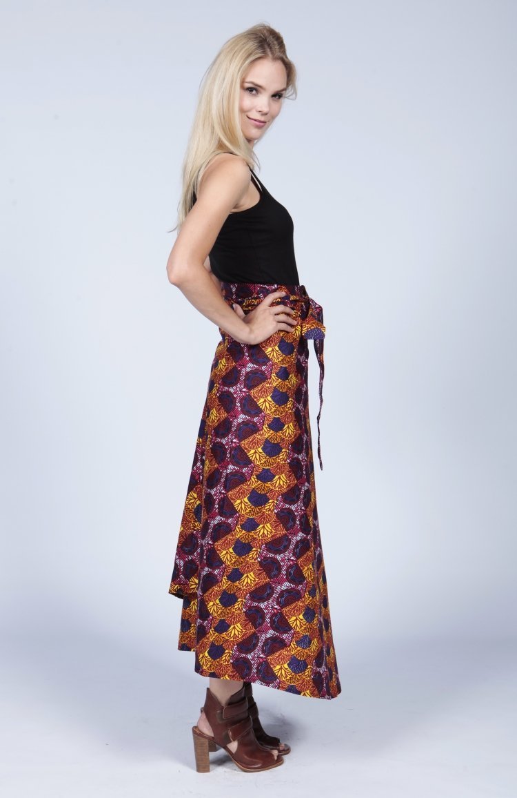 fustă-învelită-aproape-de-idee-cu-model-colorat-stil-ehno