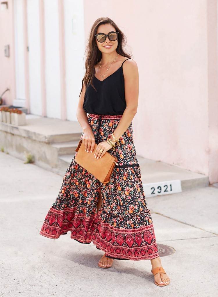 Combină fusta maxi boho cu top negru
