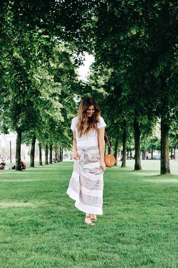 Combină un tricou alb și o fustă maxi ușoară cu sandale