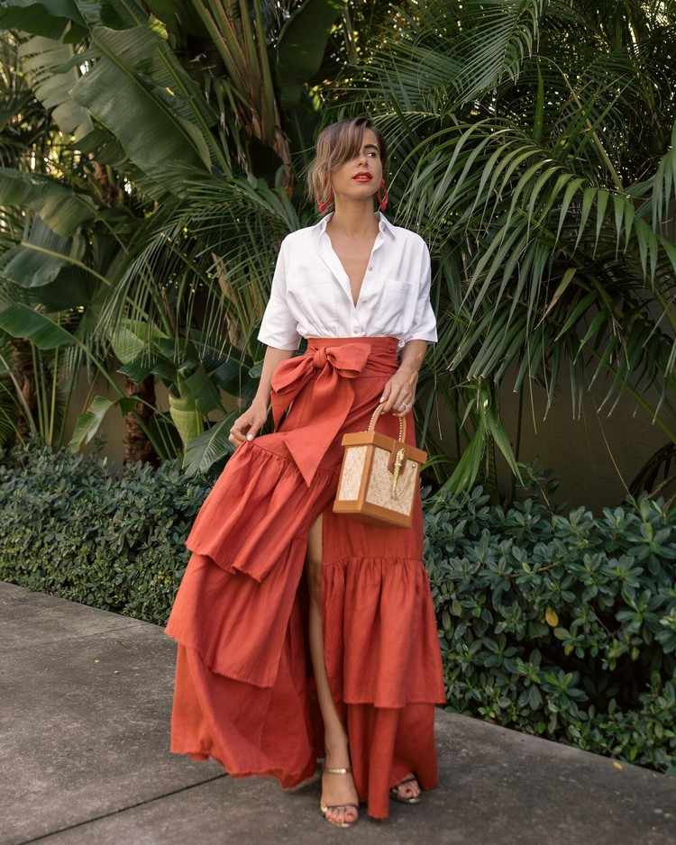 Cât de lungi fustele se combină cu bluzele cămășii vara