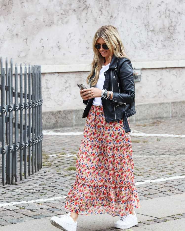 Combină modelul floral cu fustă maxi cu adidași albi, tricou și sacou din piele