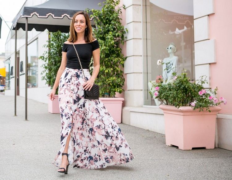 Fustele lungi cum ar fi sandale negre de top