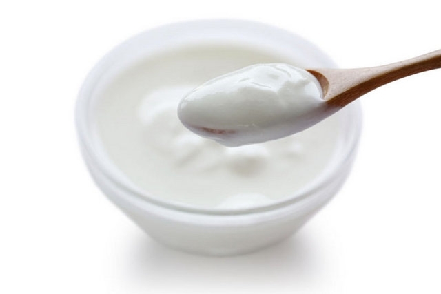 iaurt cu conținut scăzut de grăsime lingură castron din lemn delicios sănătos lingură de iaurt cu conținut scăzut de calorii castron din lemn alb lichid