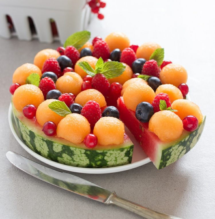 Tort simplu făcut doar din fructe cu o felie de pepene galben și bile de pepene galben