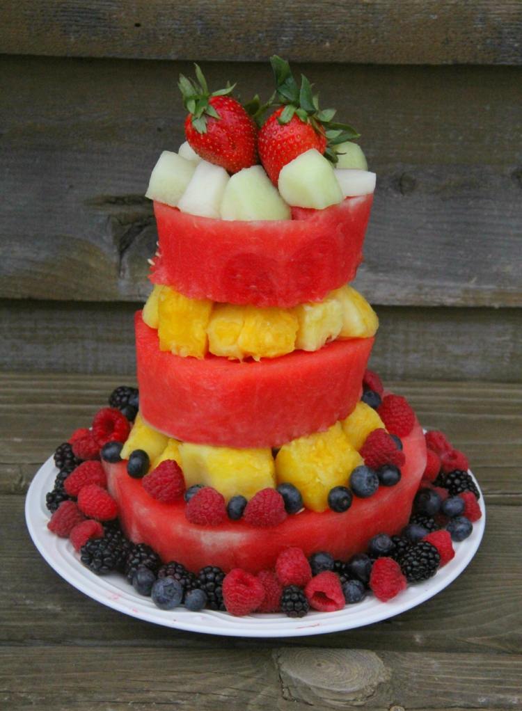 Tort cu fructe și fund cu ananas, căpșuni, afine, zmeură și mure