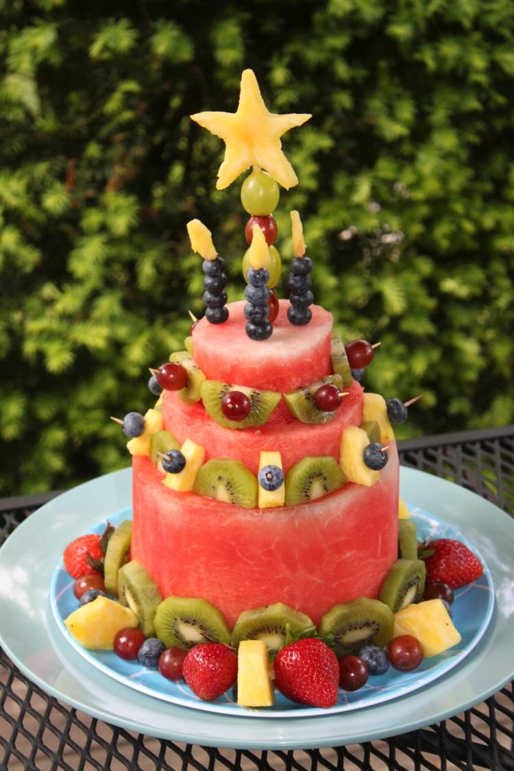 Prajituri fructate pentru vara facute din diferite tipuri de fructe si cu o stea