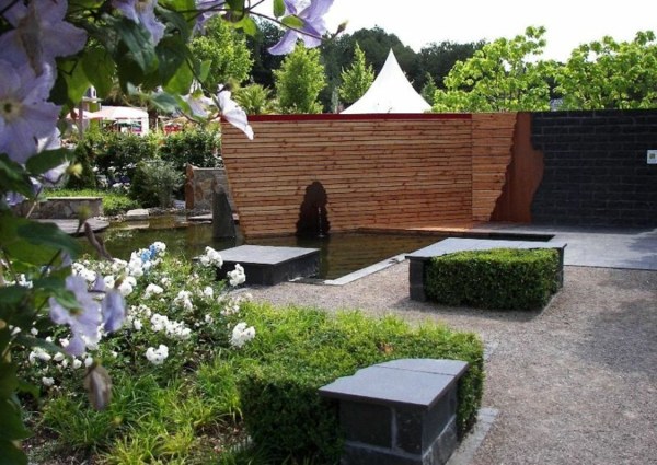 Ideea de proiectare a flori de primăvară a grădinii de apă Design de flori de primăvară de grădină de apă