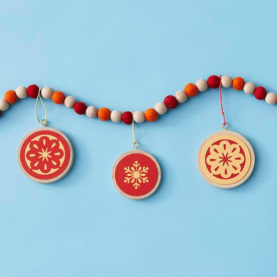 Decor de Crăciun cu fulgi de zăpadă ghirlandă discuri de lemn din pâslă