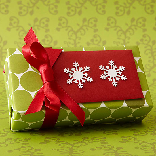 fulgii de zăpadă decorează împachetarea cadourilor de Crăciun