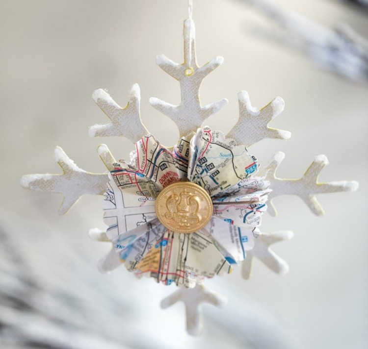 decor de Craciun cu fulgi de zapada city card idee buton decoratiuni brad