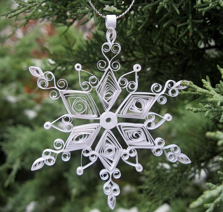 Decor de Crăciun cu hârtie cu fulgi de zăpadă, tencuială cu brad alb