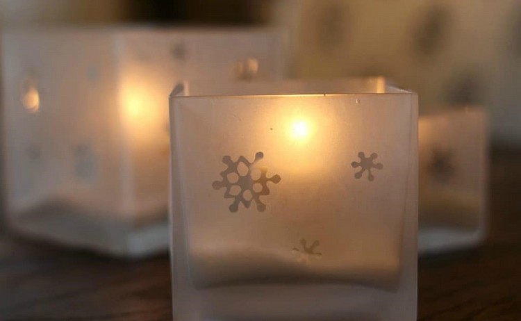 Realizați felinare de iarnă cu spray de îngheț și motive de fulgi de zăpadă