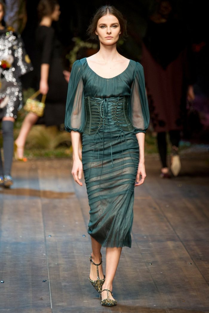 Țesătură îmbrățișată cu figurine, ușor transparentă