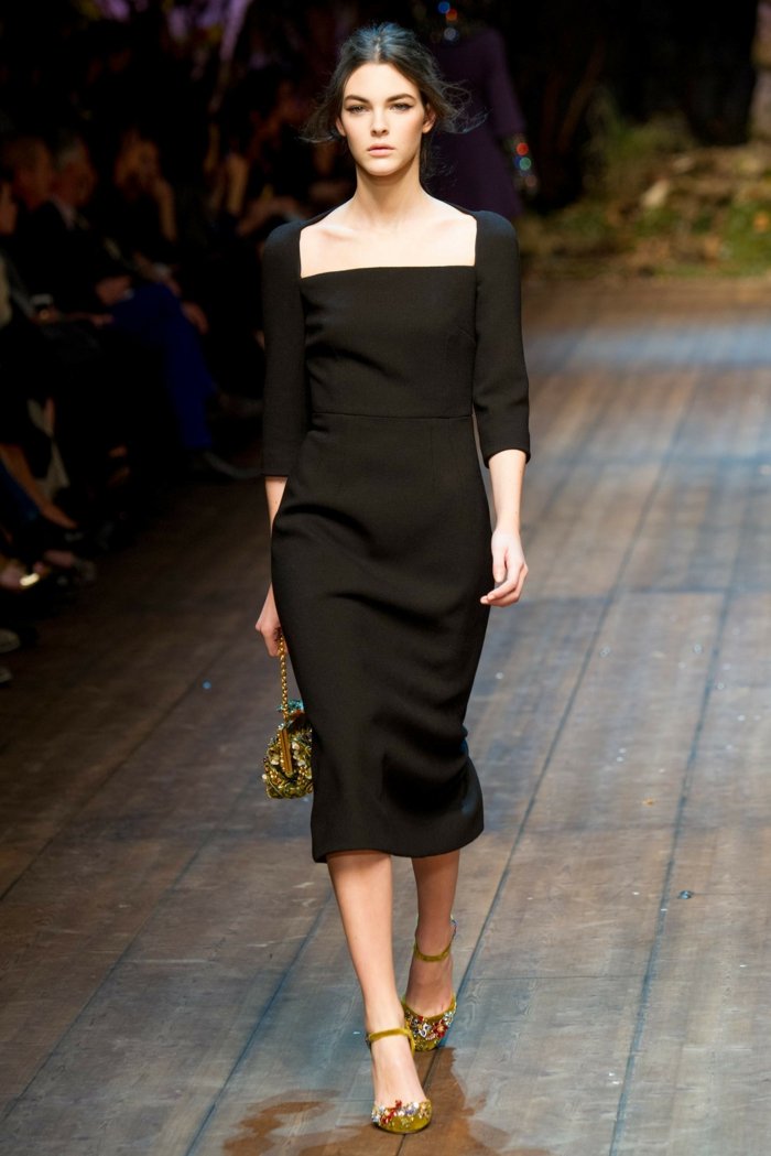 Îmbracă o geantă modernă cu accente aurii, care îmbrățișează figuri