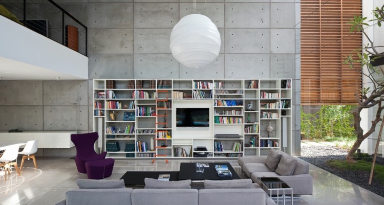 Stil atractiv Bauhaus în camera de zi cu un perete cu aspect de beton living-bauhaus-stil-modern-beton-aspect-perete-living-raft-living-perete-scaun-mov