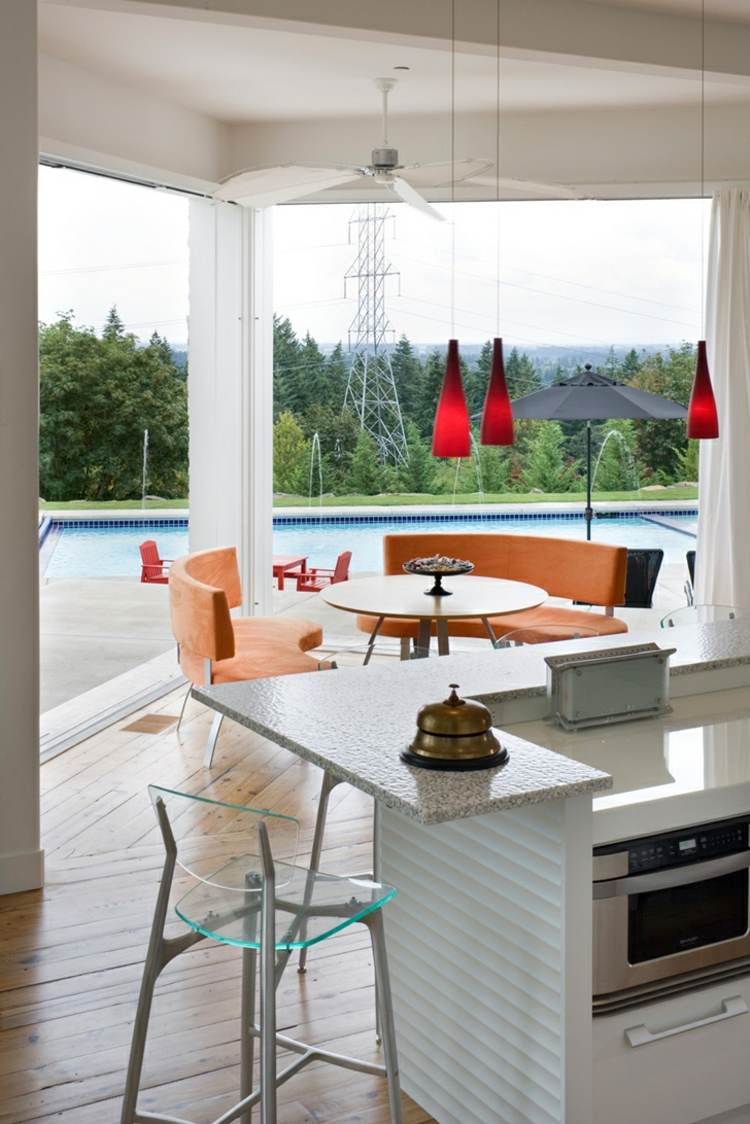 Stil elegant Bauhaus - scaun transparent și zonă de relaxare în somon living-bauhaus-stil-bucătărie-scaun-bar-alb-transparent-metal-scaune-culoare somon