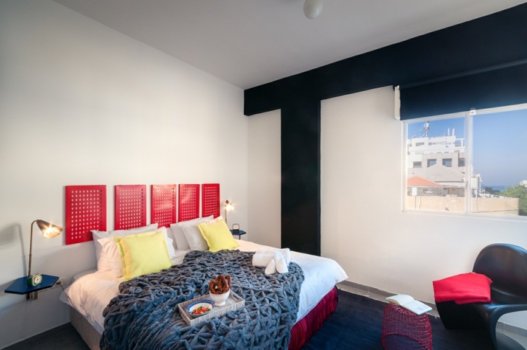 Setează accente roșii din metal pentru a trăi living-in-the-bauhaus-style-bedroom-red-accents-black-wall-design-metal