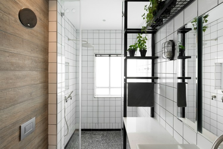 Locuind în alb și negru, cu un design atractiv de baie living-bauhaus-stil-baie-design-alb-gresie-faianta-tigle-metalice-rafturi-negre