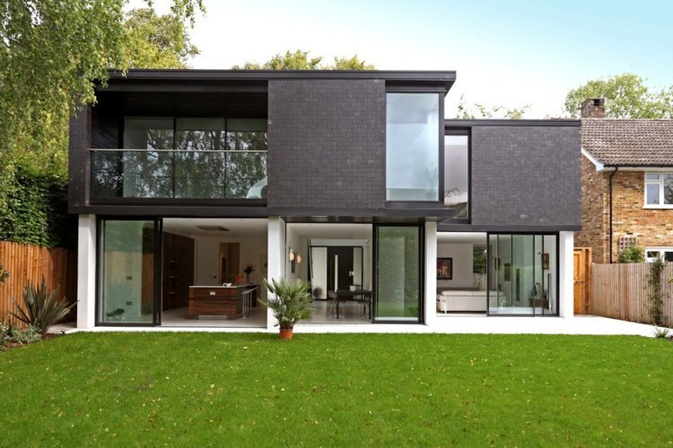 Locuind în stilul Bauhaus - o casă în formă de cub cu o fațadă în alb și negru living-bauhaus-stil-casă-design-negru-alb-fațadă-grădină-simplă