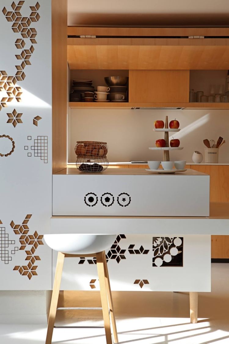 living-în-lemn-alb-modern-zonă-de-luat masa-bucătărie-deschisă-scaun-ornamente-design