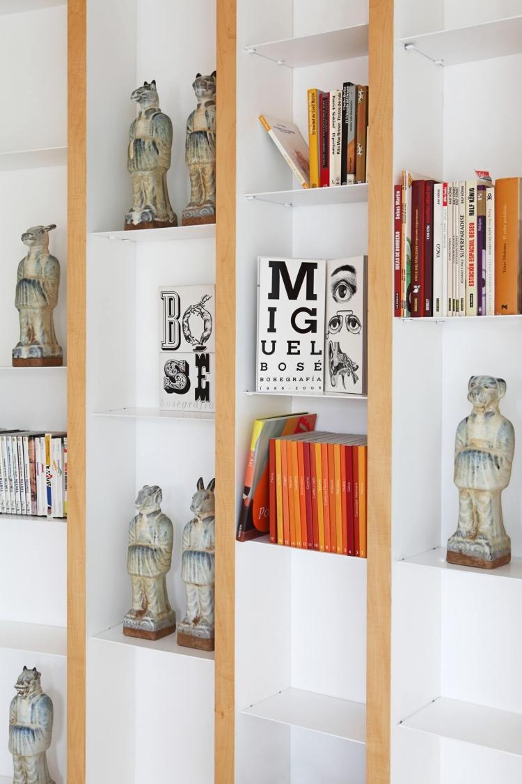 living-in-white-wood-modern-built-in-shelf-books-figures-ethno