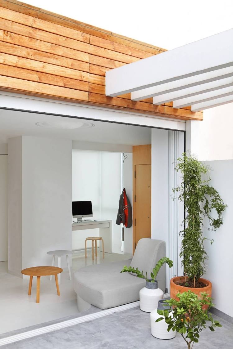 living-in-lemn-alb-modern-terasa-lift-si-glisanta-usi-deschise-locul-de-lucru