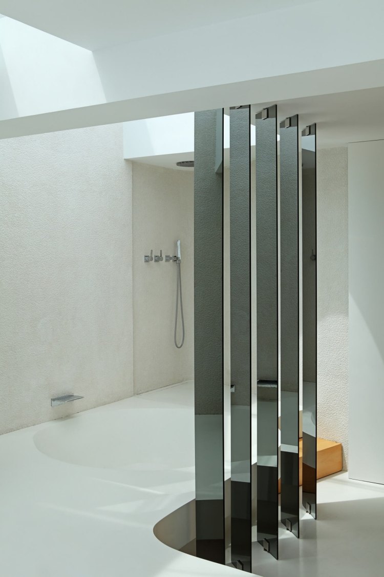 living-in-lemn-alb-modern-baie-cu-lamele-deschise-cu-perete