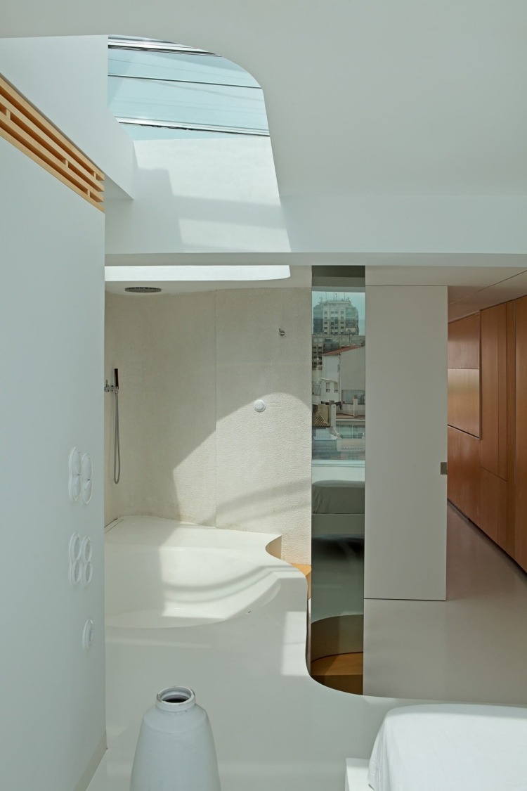 living-in-white-wood-modern - hol-sticla perete-luminator-minimalist-vaza-baie