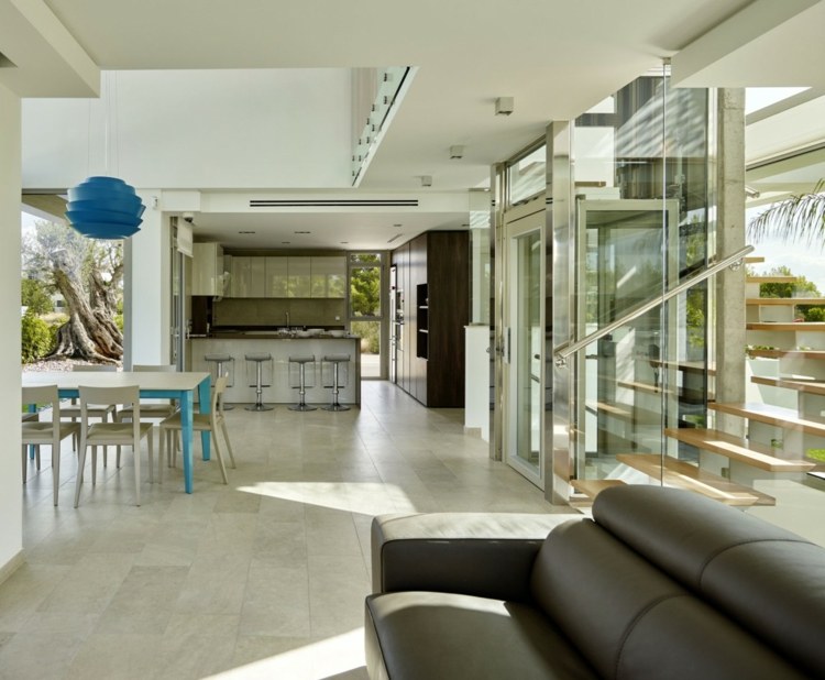 idei de locuit living alb-mobilier-bucatarie-deschisa