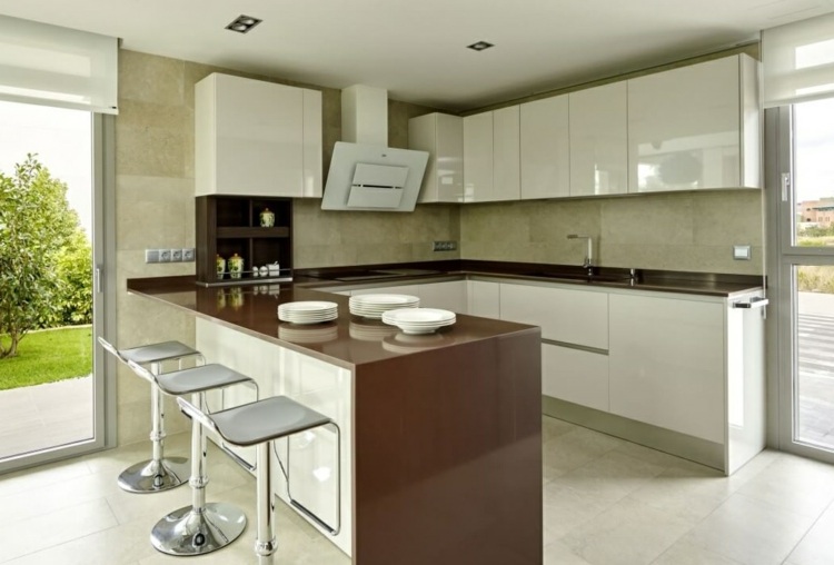 idei de viață în scaune albe de bucătărie alb-lucios-maro-lemn-contra-bar