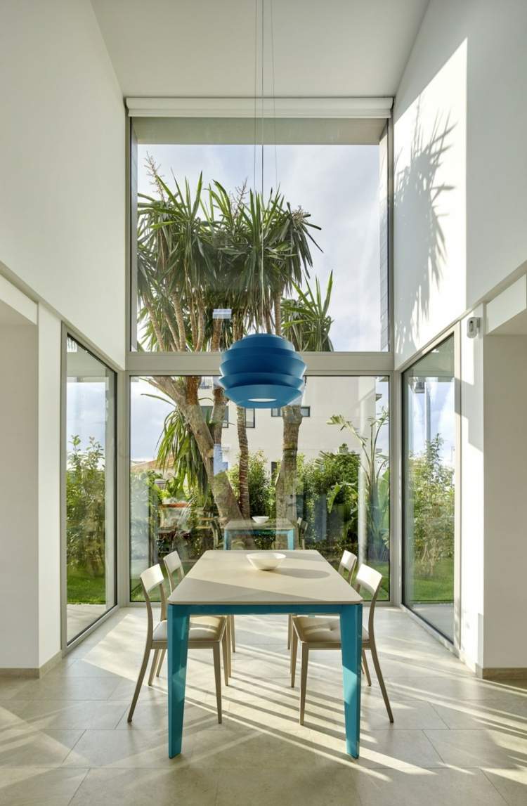 idei de viață-alb-zonă-de-luat masa-mediteranean-fler-albastru-accente-masă de luat masa