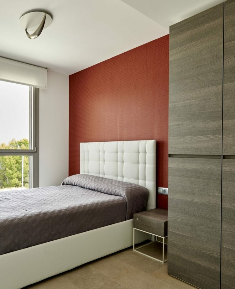 idei de viață-perete cu accent alb-portocaliu-roșu-pat-tapițerie-tăblie