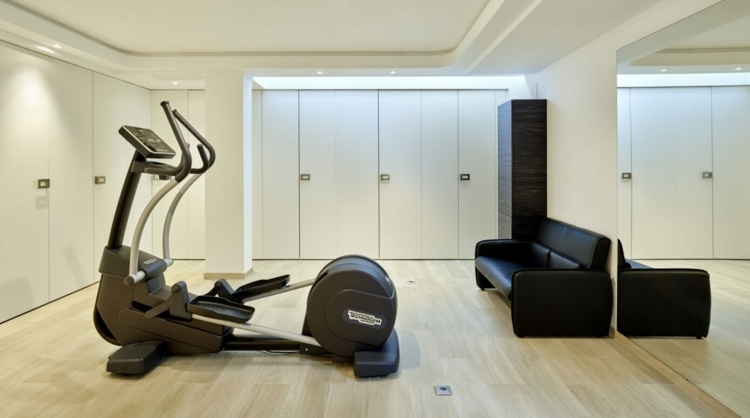 idei de locuit-alb-sala-fitness-interior-oglindă-perete-laminat