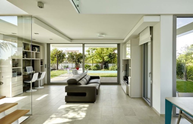 idei de locuit în living alb-mobilier-maro-piele-canapea