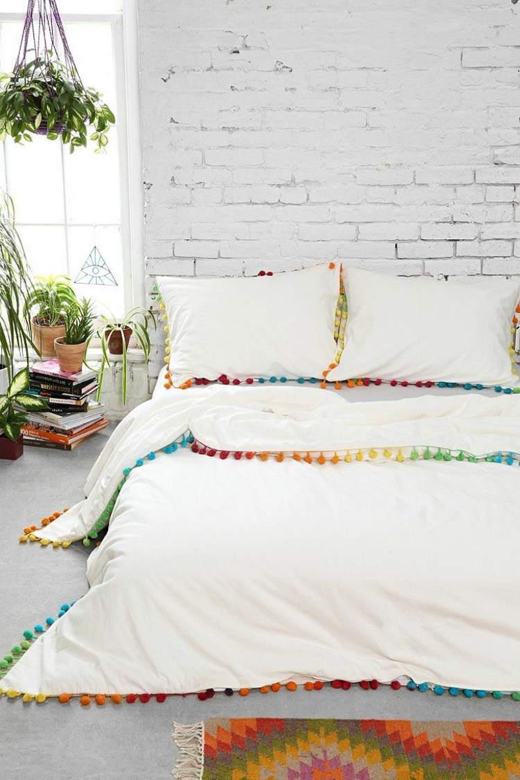 Decorează viu un dormitor simplu decora-apartamentul-perna-colorata-bobble-panglica-idee-tavan-accent