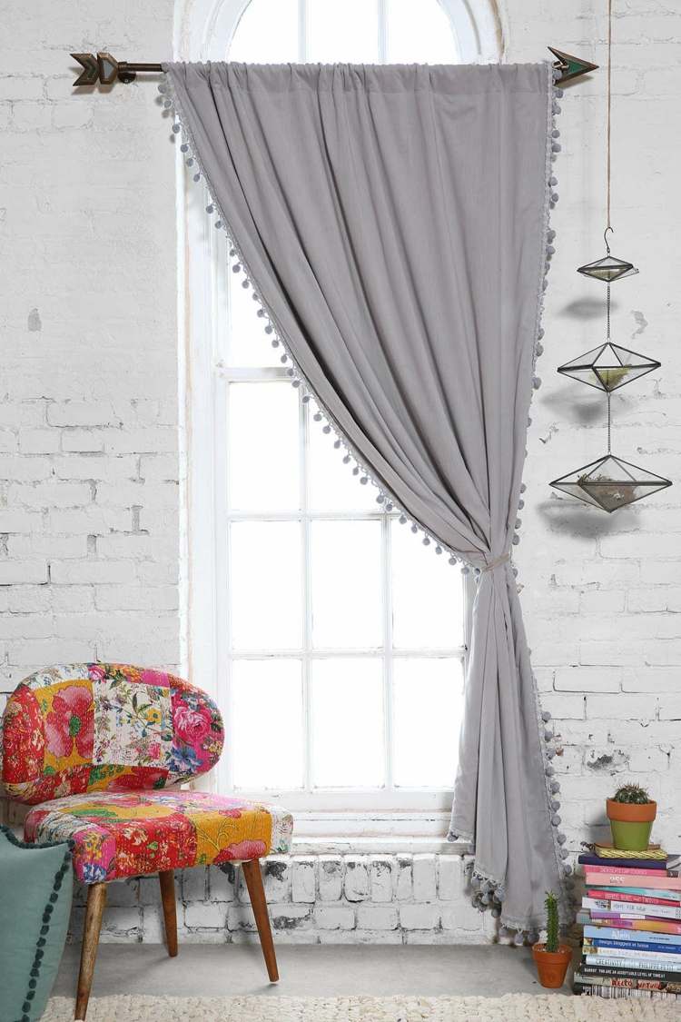 Apartament modern, cu perdele gri și accente colorate decorați-apartamentul-modern-gri-perdea-bobble-panglică-colorat-scaun-perete-cărămidă-alb