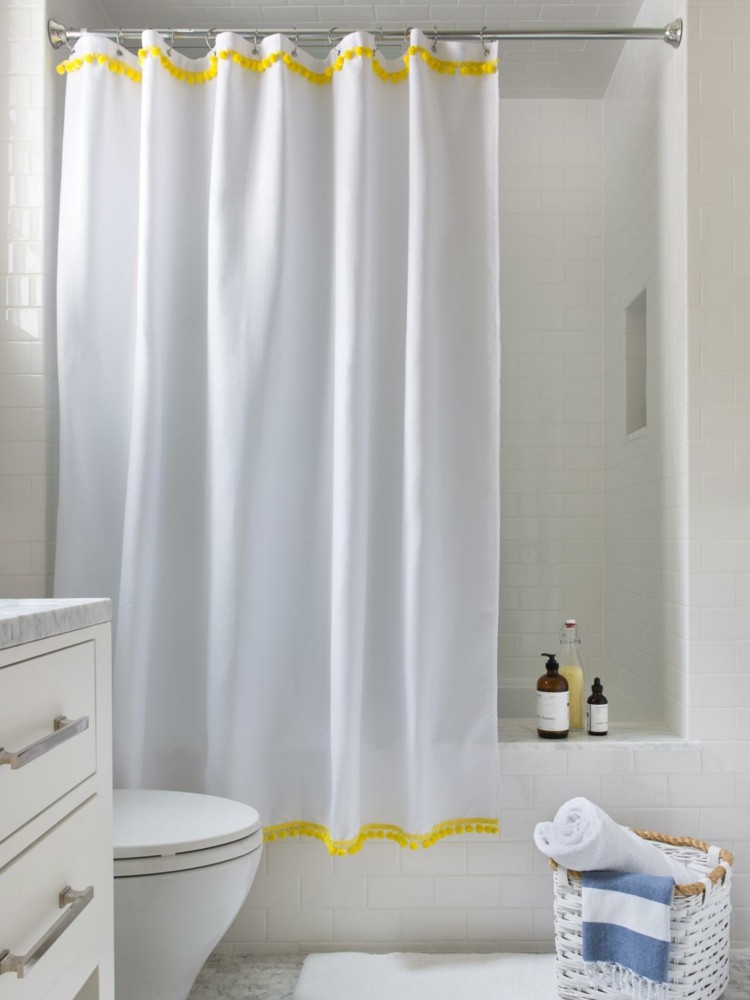 Cureaua de bobble arată, de asemenea, minunat în baia apartamentului decorați-apartamentul-perdea-de-duș-design-baie-galben-alb-cadă