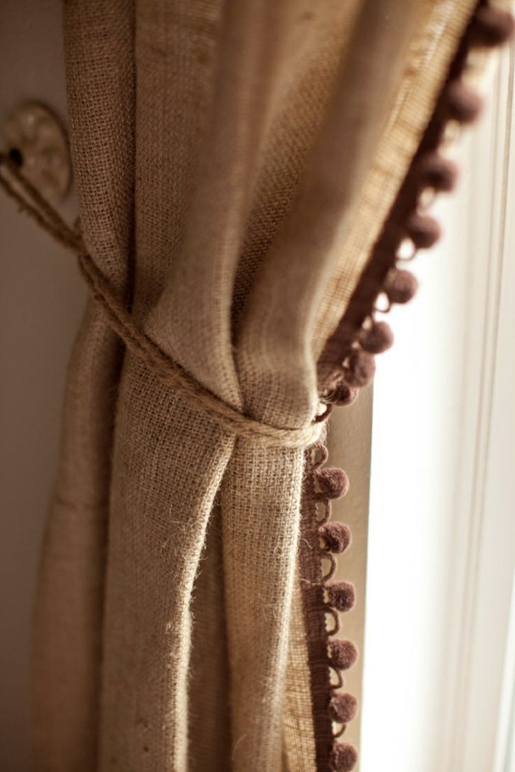 Decorează rusticul cu pânză de in și bobble în bej sau maro decorați lenjerie de apartament-rustic-maro-bej-perdea-panglică