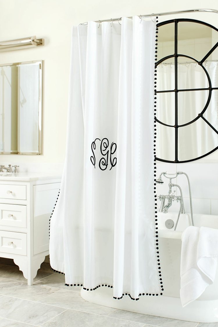 Mobilați un apartament nobil cu un stil vintage decorați-apartamentul-mobilier-elegant-de-baie-cu-accente-albe-negru-cu-panglică-cu-perdea-cadă