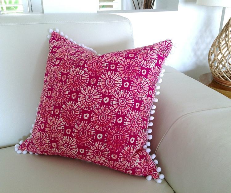 Decorați-vă apartamentul - o pernă roz pentru canapea cu pomponi albi decorați-apartamentul-roz-model-pernă-alb-romantic-vintage-bobble-panglică-alb