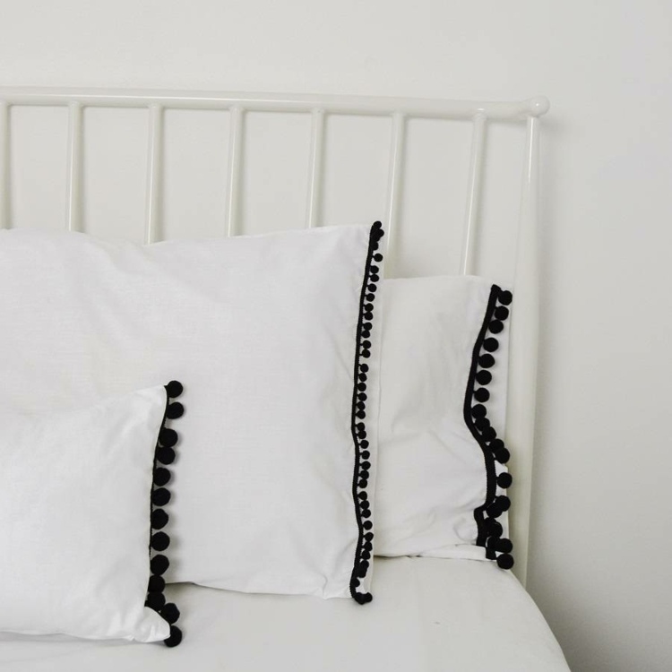 Folosiți diferite mărimi de pompe pentru decorare decorați-apartamentul-negru-alb-dormitor-pernă-pat-metal
