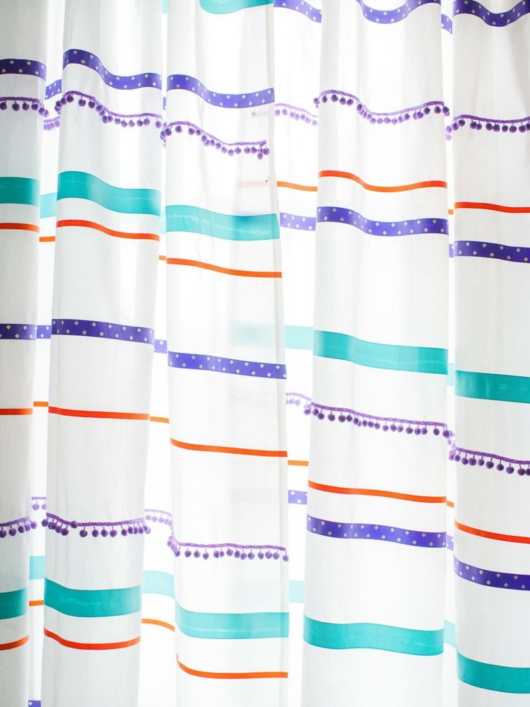 Decorați perdeaua cu diferite tipuri de panglici decora-dungi-plate-optice-albastre-panglici-rosii-bobble-diy-inspiratie