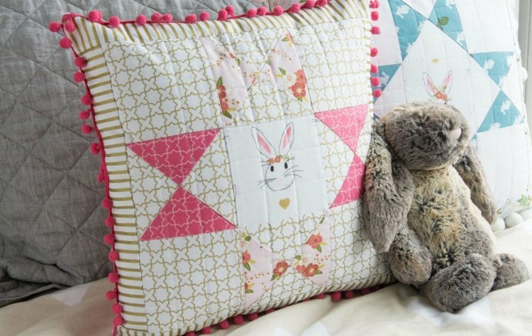 Decorați-vă apartamentul - Un design patchwork cu o panglică cu bob decorați-apartamentul-patchwork-design-bobble-panglică-pernă-fată-cameră-iepuraș de pluș