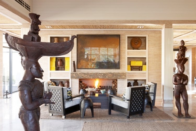 Living cu statui din Africa și un șemineu frumos idei-mobilier-apartament-africa-arata-statui-figuri-decor-semineu