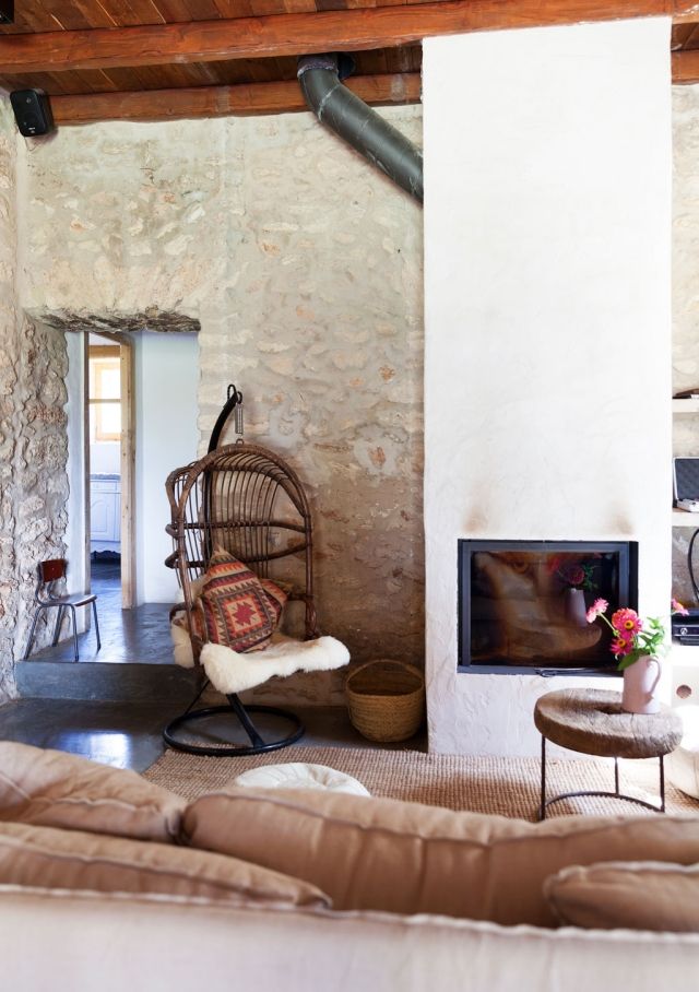 Idei de decor rustic pentru apartamente pentru fotolii din răchită în stilul Africii mobilier-apartament-idei-stil-africa-rachita-fotolii-texturi-tencuiala de perete