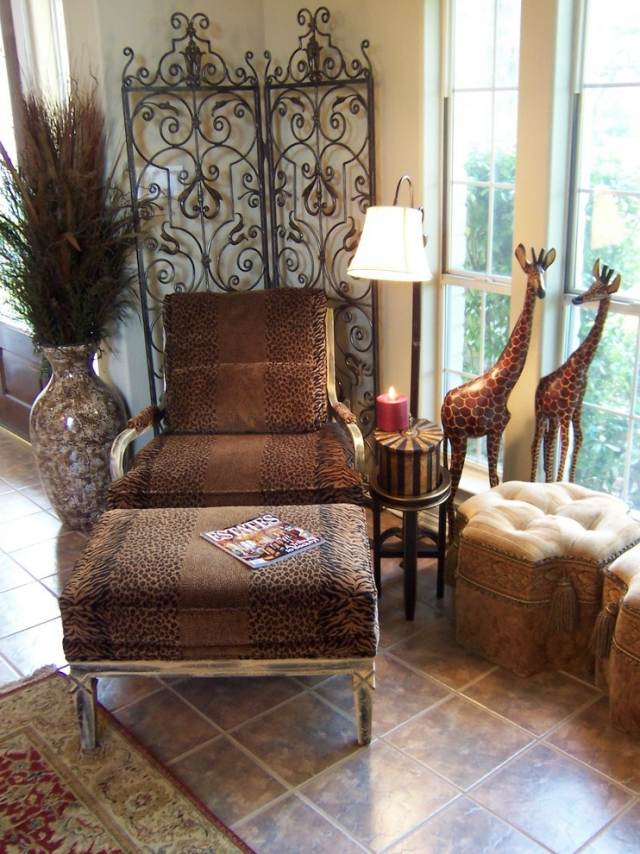 Idei pentru culori și decorațiuni interioare în aspectul african la modă - statui girafă Decor-interior-în-stil-Africa-girafă-statui-fotoliu tapițat-cadru metalic