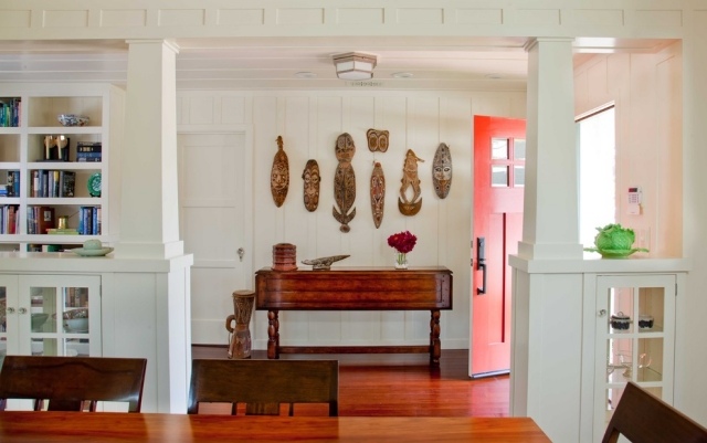 Culori interioare saturate în stilul decorului de perete din Africa cu măști africane Design-culoare-creativ-zona-de-intrare-masca-africana-mobilier-din-lemn