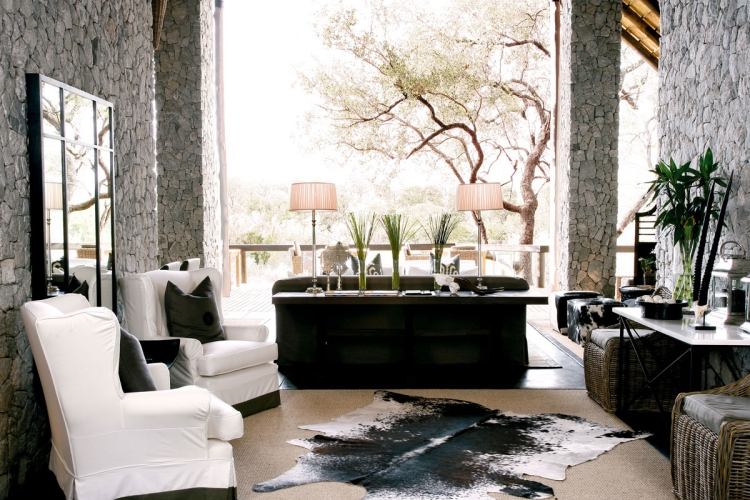 sufragerie extravagantă cu placări de perete din piatră naturală idei-mobilier-apartament-africa-aspect-living-perete-sticla-extravagant-placare-pereti-piatra naturala
