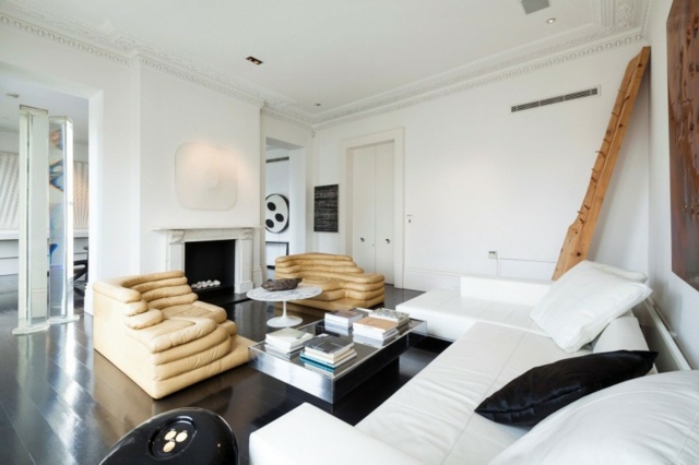 apartament modern din Londra amenajat separator de cameră cu șemineu din lemn de culoare închisă